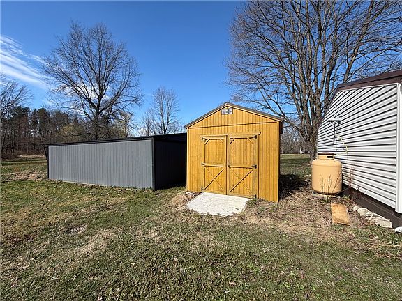 5th image of 1051 S Lake Rd