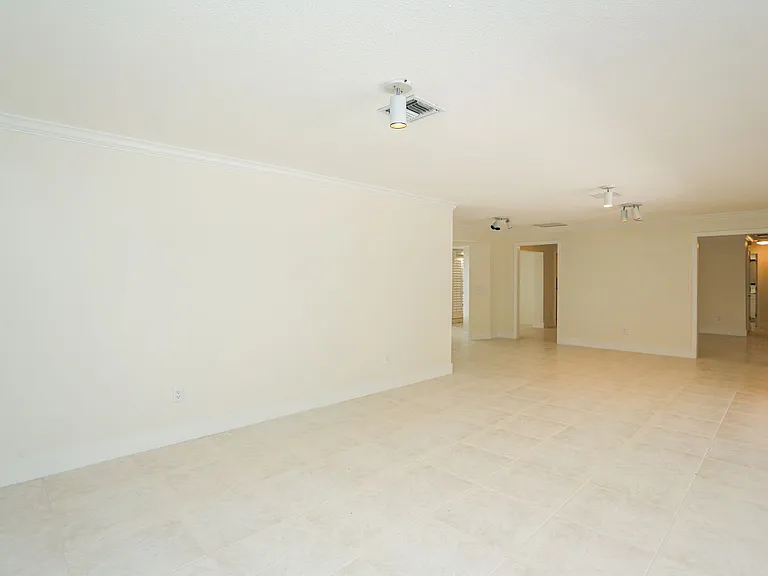 2901 Crayton Rd — Photo 37
