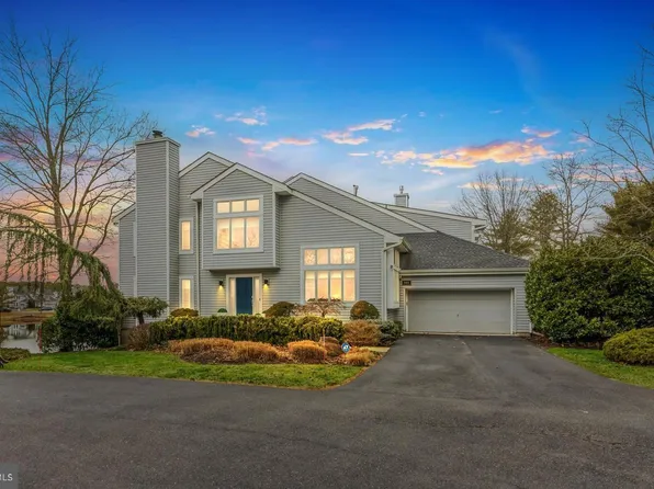 501 Sunshine Lakes Dr, Voorhees, NJ 08043