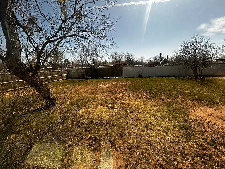 1742 Victoria St — Photo 12