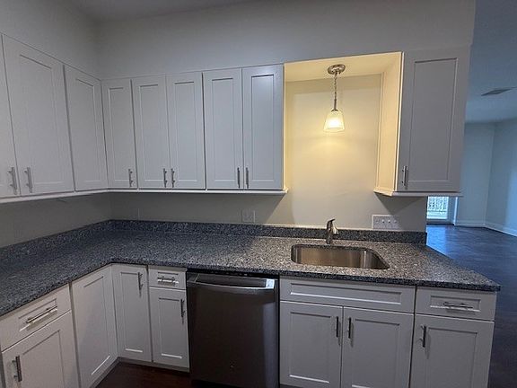3rd image of 10 Franklin Ave APT 206
