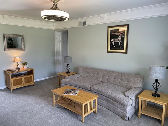 4th image of 1002 Carriage Dr APT D