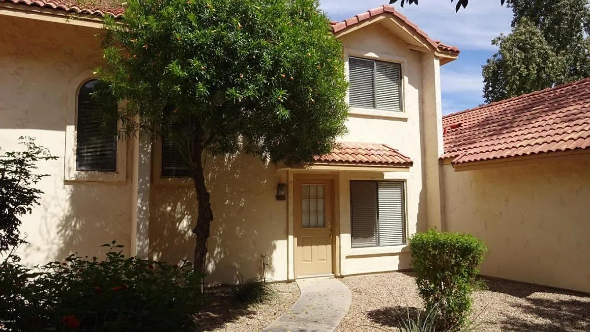 2 bed, 1.5 bath, 1019 sqft, $1,600 — Photo 2