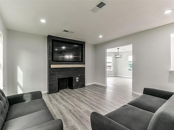 4th image of 129 E 2nd Street