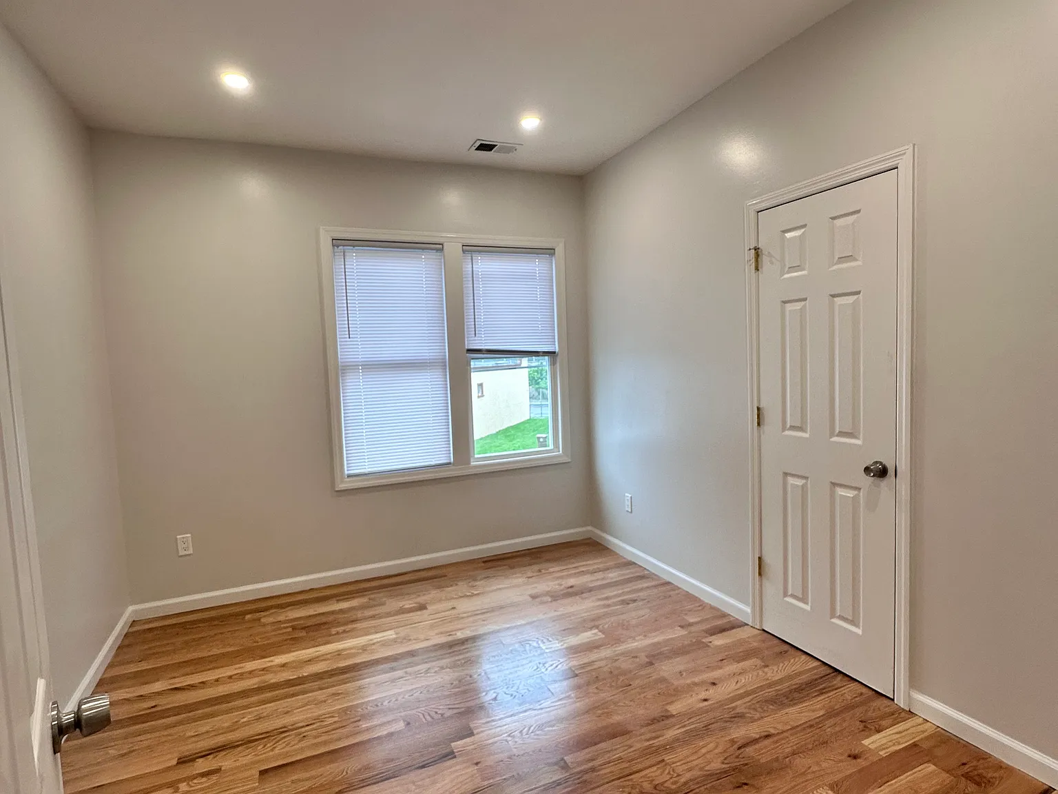3 bed, 1000 sqft, $2,900 — Photo 4