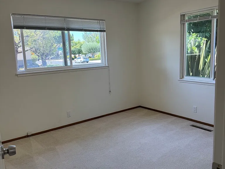 Whitethorne Dr — Photo 10