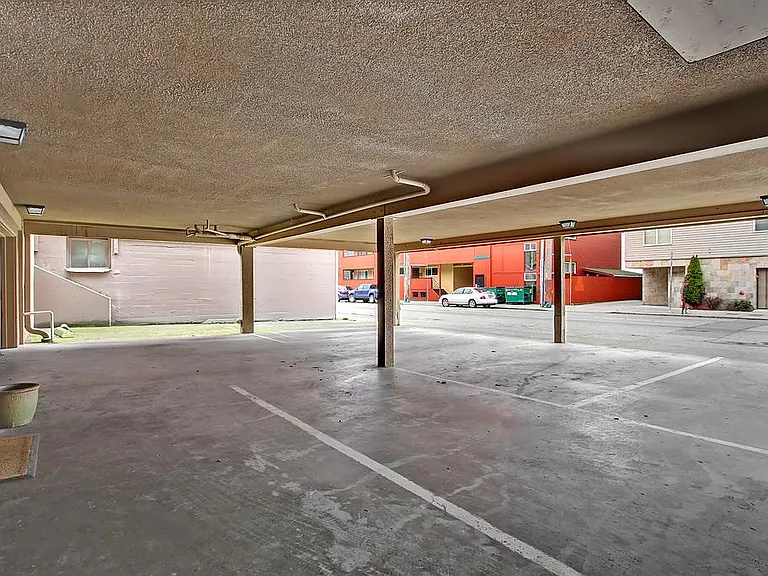 East Thomas Suites — Photo 10