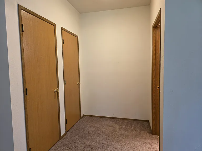 384 Selkirk Dr — Photo 8