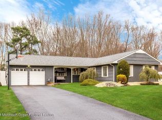 17 Livingston Ln, Manalapan, NJ