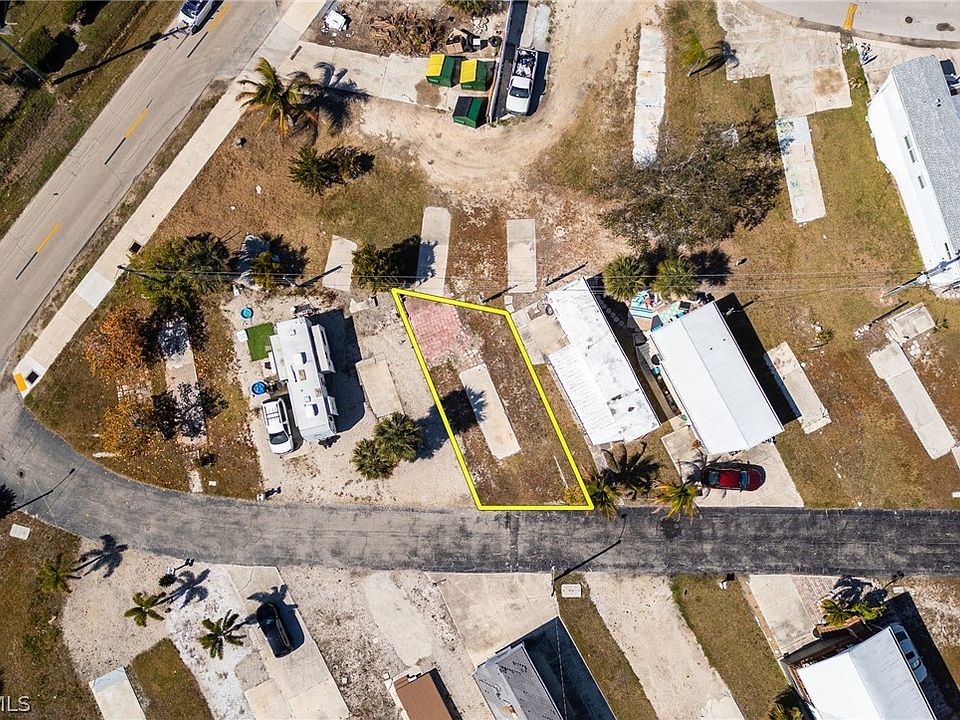 1st image of 4 Helen Ln