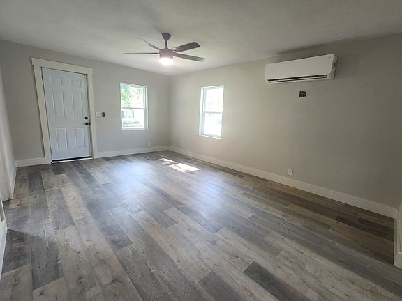 3rd image of 1004 S Oak Ave