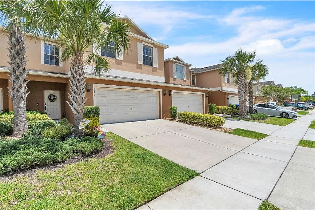3 bed, 3.0 bath, 2445 sqft, $2,600 — Photo 2