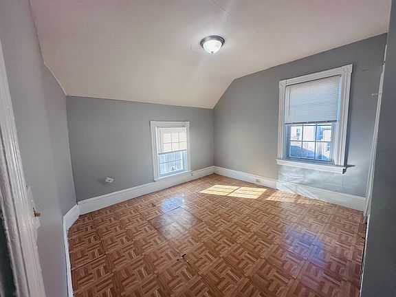 4th image of 165 Byfield St