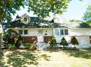 107 Lawrence Ave, Smithtown, NY 11787