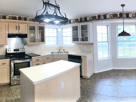 4th image of 409 Eisenhower Dr
