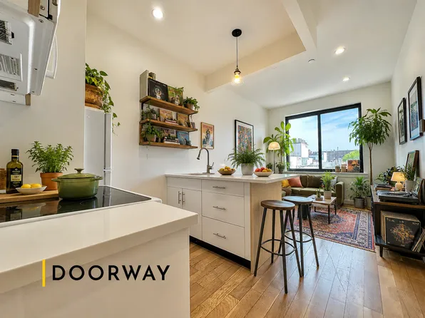 818 Lexington Avenue image 1 of 10