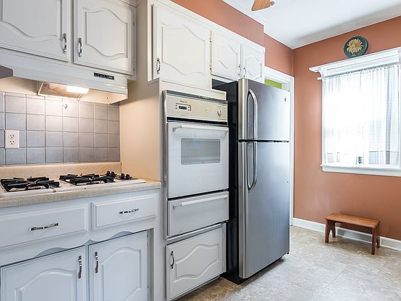 2nd image of 2327 W Lombard St
