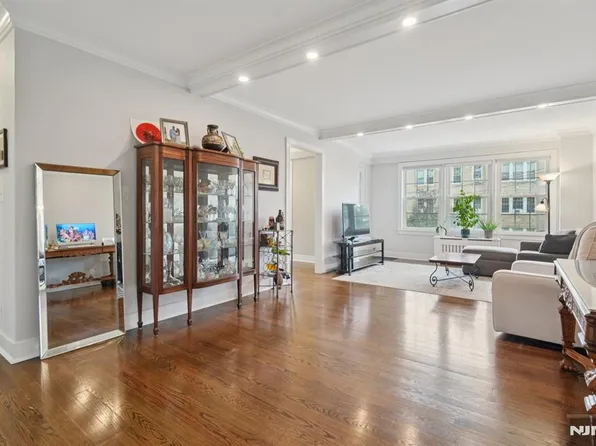 5 Roosevelt Pl, Montclair, NJ 07042