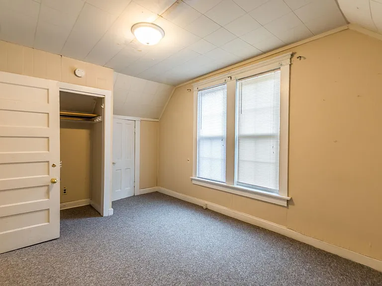 628 University - 7-bed/3-bath - Brand new flooring! — Photo 21