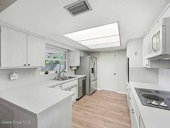 3rd image of 210 Villa Del Mar Way