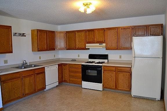 Kitchen with Refrigerator, Rang/Oven & Dishwasher