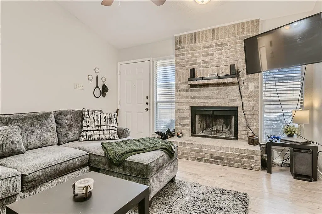 3 bed, 2.0 bath, 1063 sqft, $1,575 — Photo 3