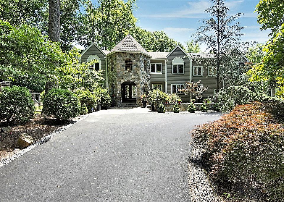2nd image of 2 Wooded Acres Ln