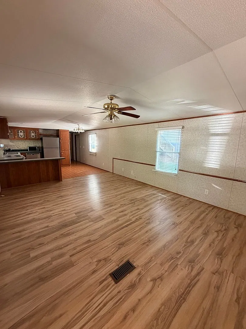 2 Bed / 2 Bath Mobile Home with Covered Deck - Near AU Vet School! — Photo 2