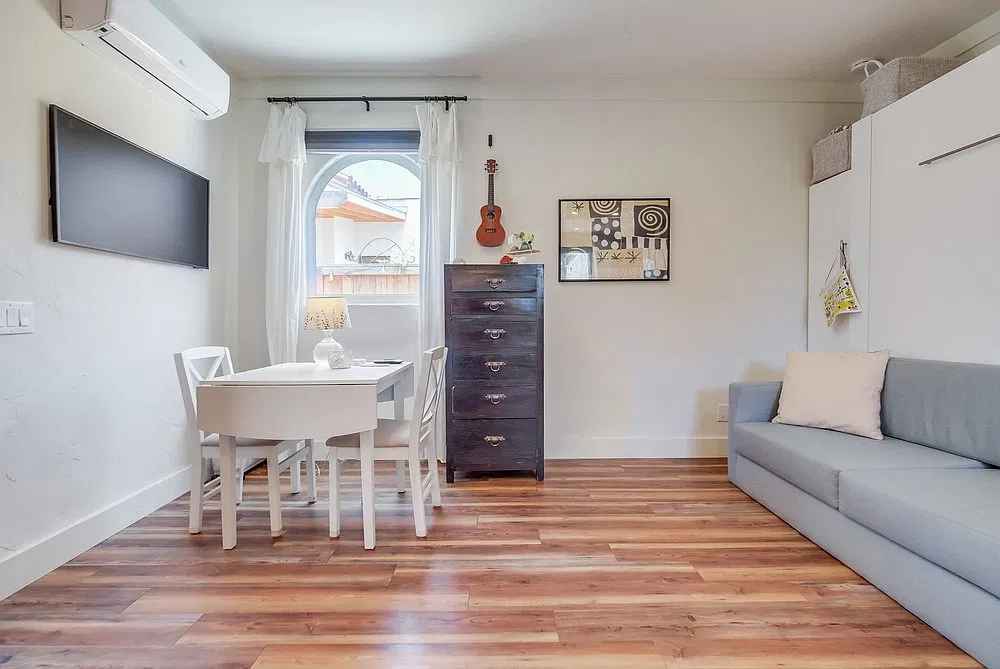 Studio, 300 sqft, $1,900 — Photo 4