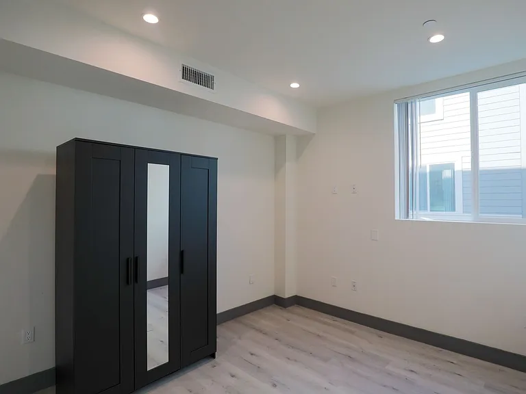 1180 W 37th Pl — Photo 32