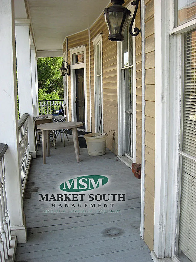 Large Habersham Apartment With Porch — Photo 2