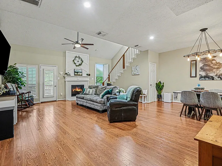 819 Davis Rd — Photo 2
