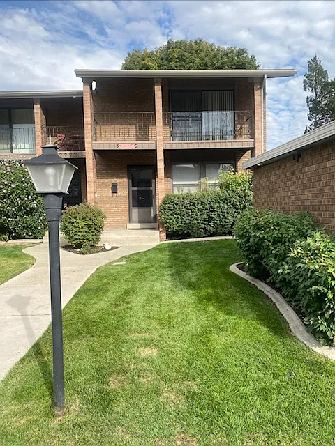 3 bed, 2.5 bath, 2100 sqft, $2,500 — Photo 1