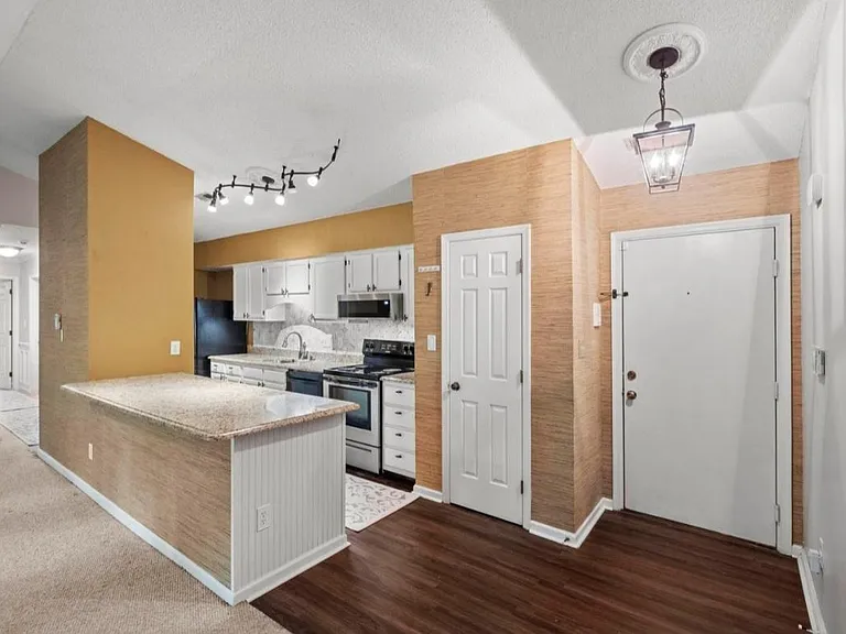 1300 Park Glen Dr #302 — Photo 1