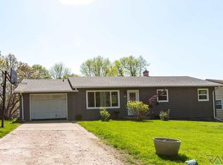 3208 S O'Gorman Dr, Sioux Falls, SD 57105