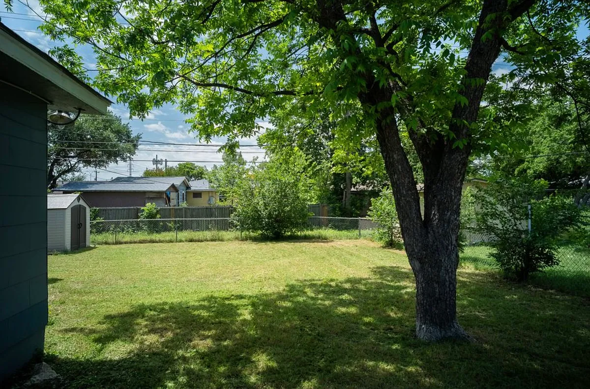 Building Photo - 618 Millwood Ln