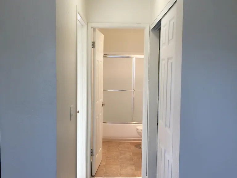 Colonial House Apartments — Photo 20