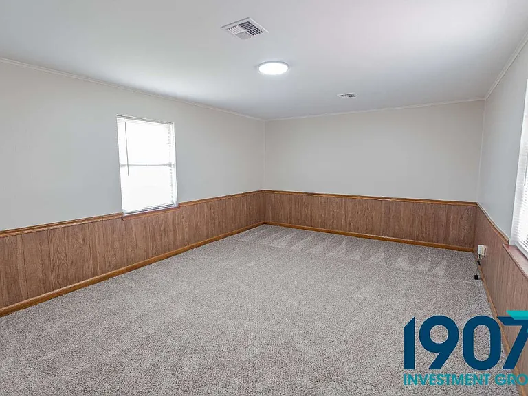 704 SW 2nd St — Photo 14