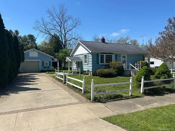 8476 Brookside Ct, Millington, MI 48746