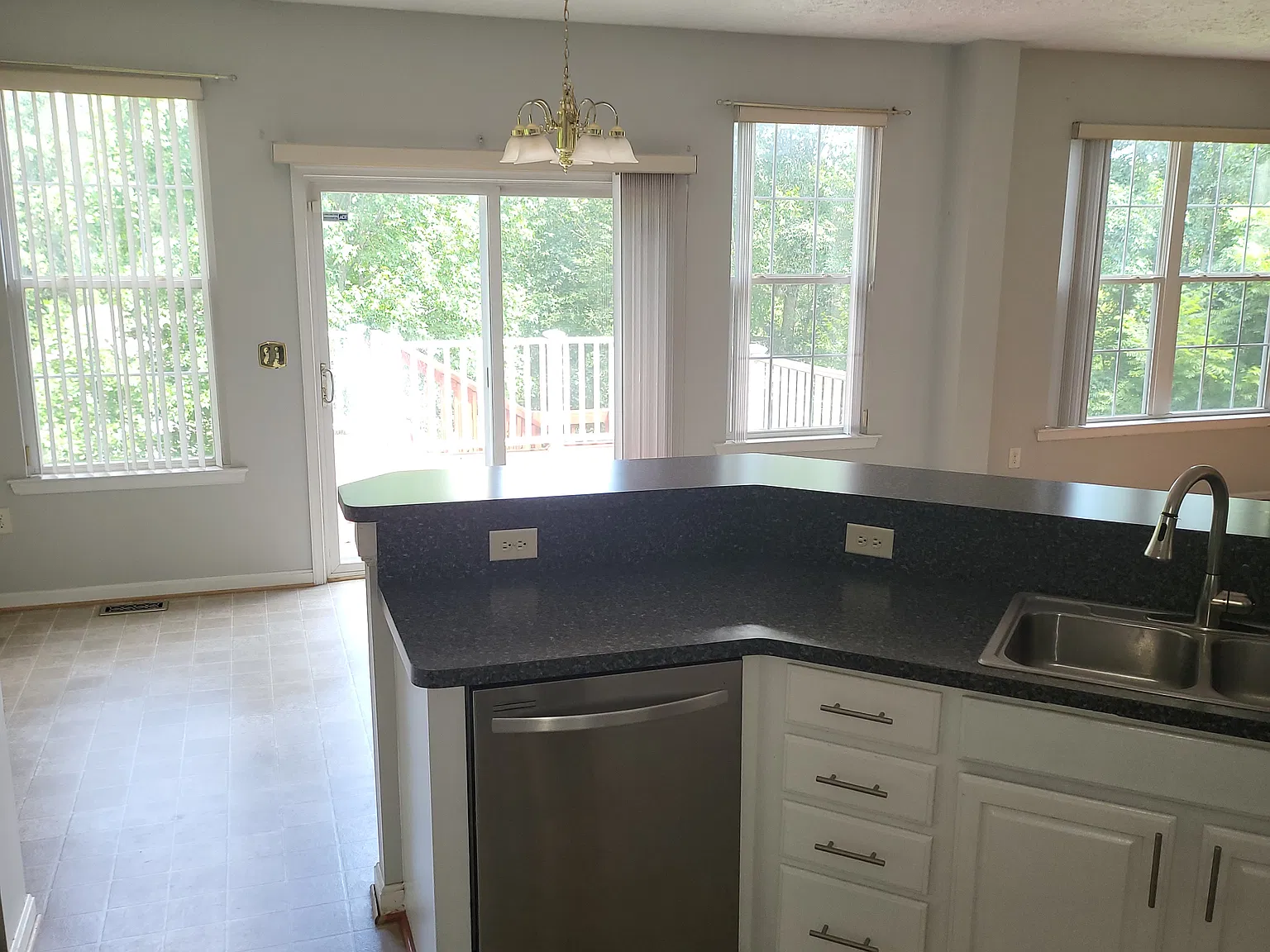 4 bed, 2.5 bath, 3400 sqft, $3,300 — Photo 2