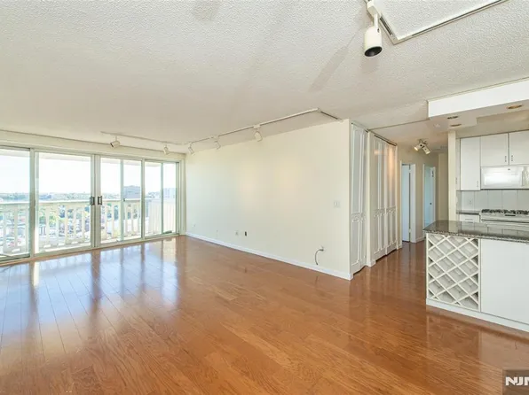 555 North Ave #21U, Fort Lee, NJ 07024