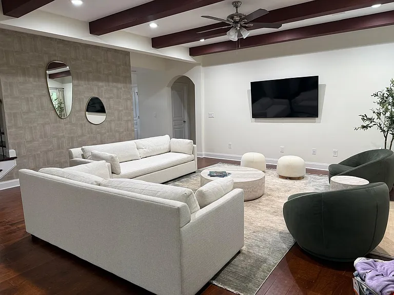 1055 Walters Cir — Photo 3