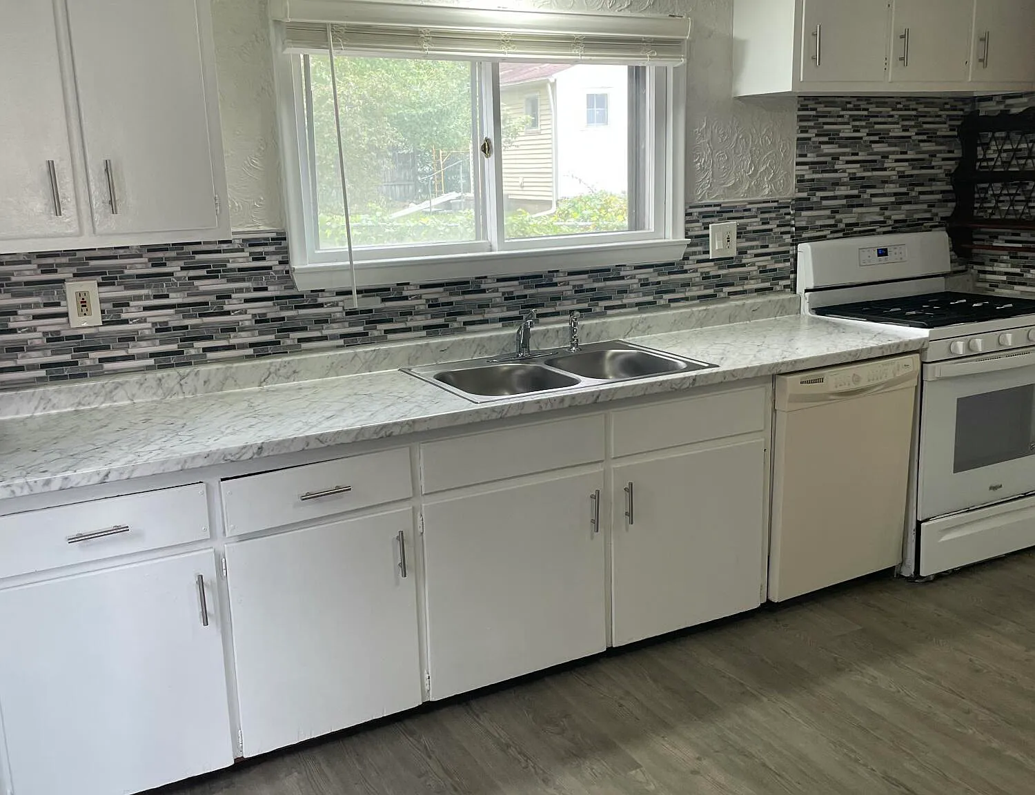 4 bed, 2.0 bath, 2832 sqft, $2,300 — Photo 4