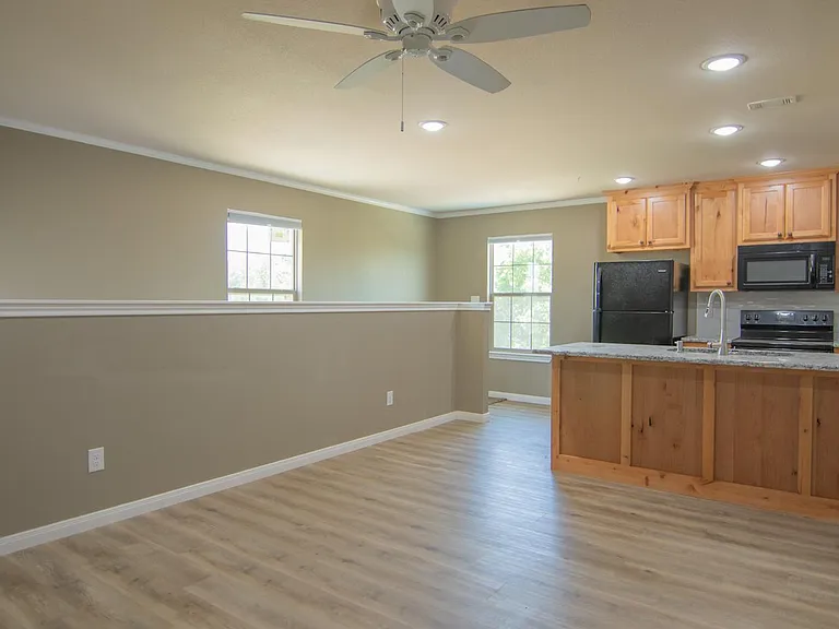 Creekside Apartments — Photo 3