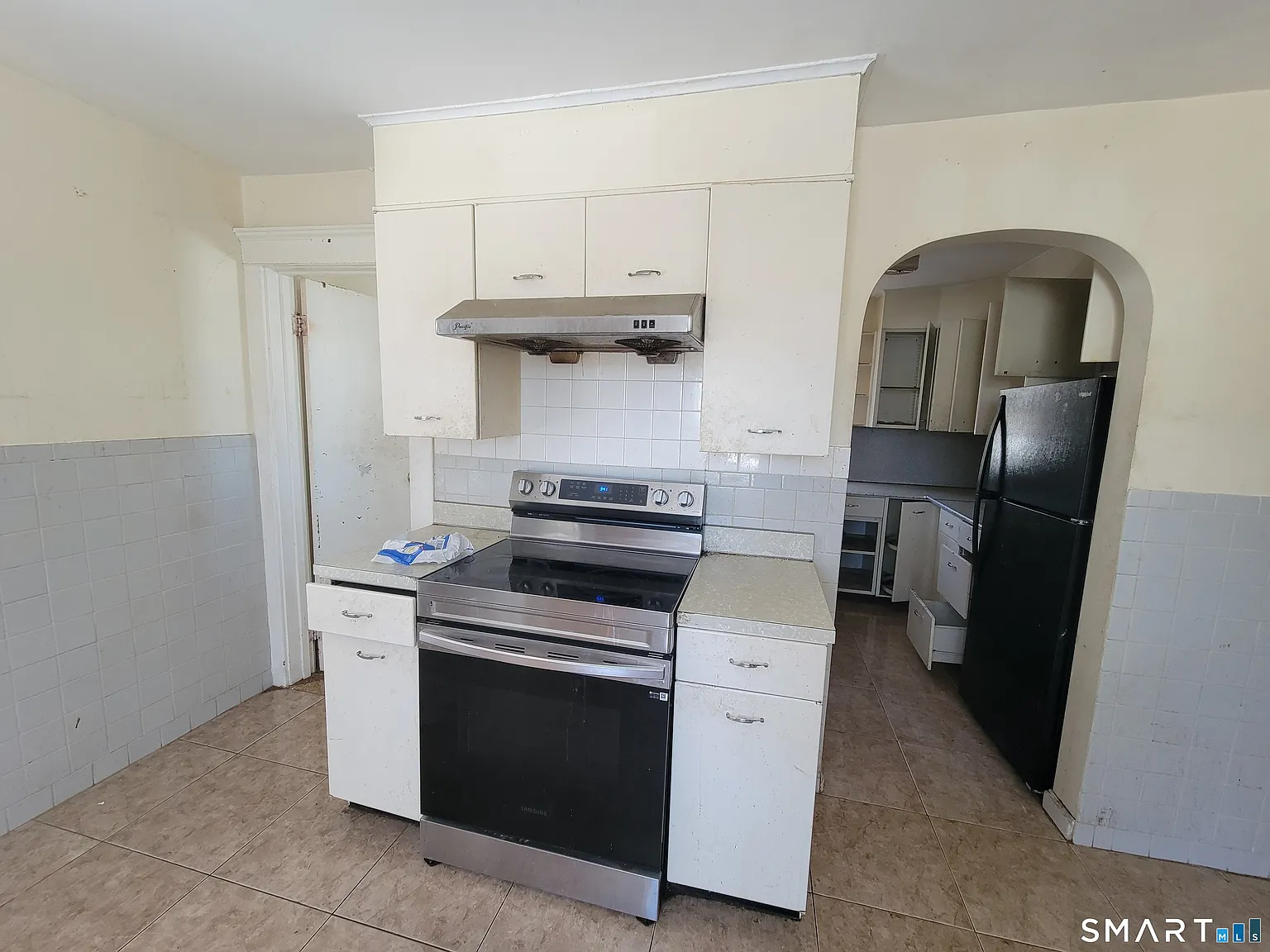 3 bed, 1.0 bath, 2300 sqft, $1,850 — Photo 2