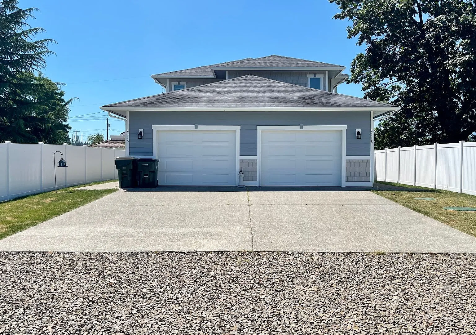 Beautiful 3 Bedroom Duplex with Garage! — Photo 1
