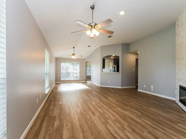 318 Lazy Ln — Photo 3