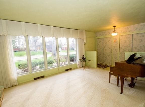 5th image of 155 Woodhill Ln