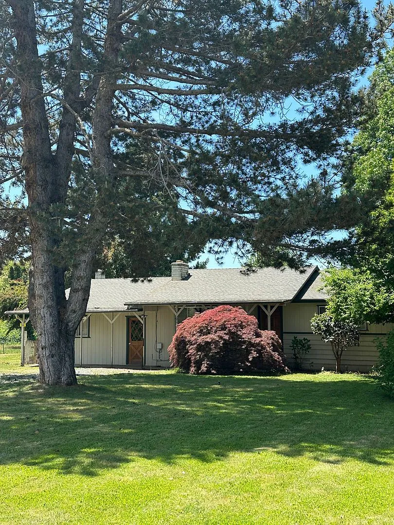 240 Glen Dr photo 1