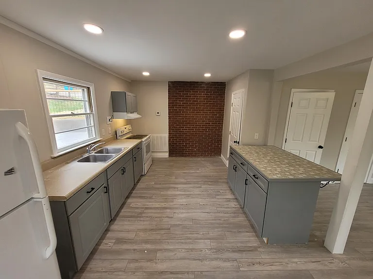110 Pine Hill Dr #B — Photo 3